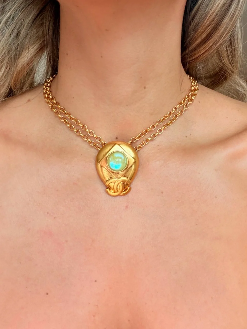 💚Vintage CHANEL Gold-Tone Necklace with Pale Green Cabochon✨ - Picture 11 of 12